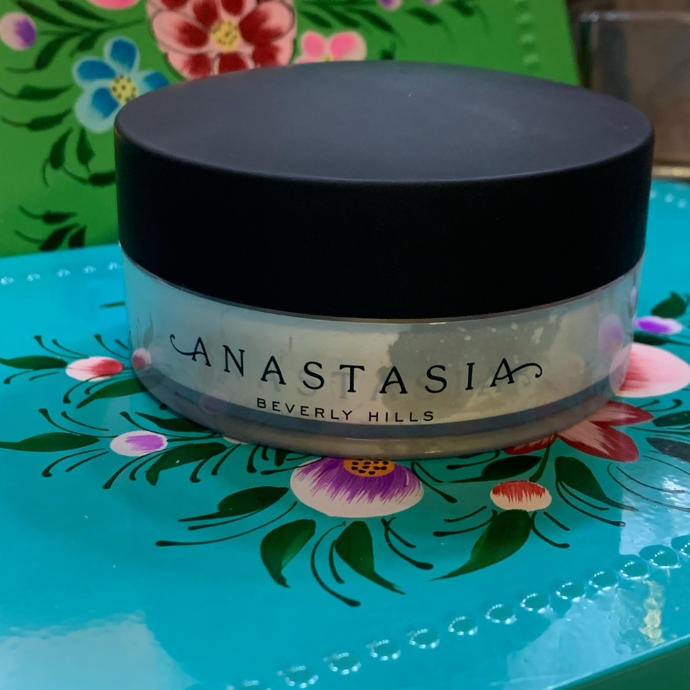 Anastasia Beverly Hills loose setting powder in translucent